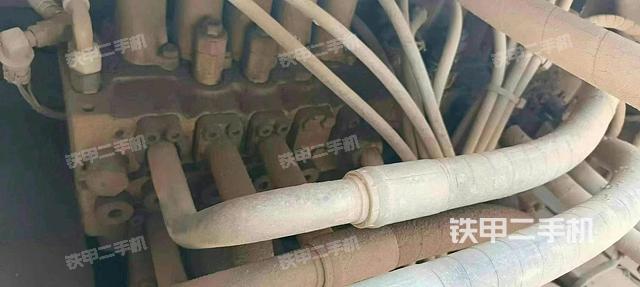 液压泵舱室正面整体（整机外观）