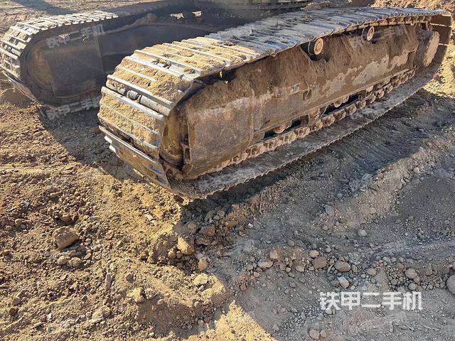 單側(cè)履帶整體(整機(jī)外觀) 單側(cè)履帶整體(整機(jī)外觀)