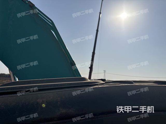 駕駛室頂部(整機(jī)外觀) 駕駛室頂部(整機(jī)外觀)