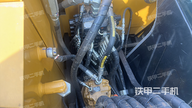 回转马达和主控阀（整机外观）