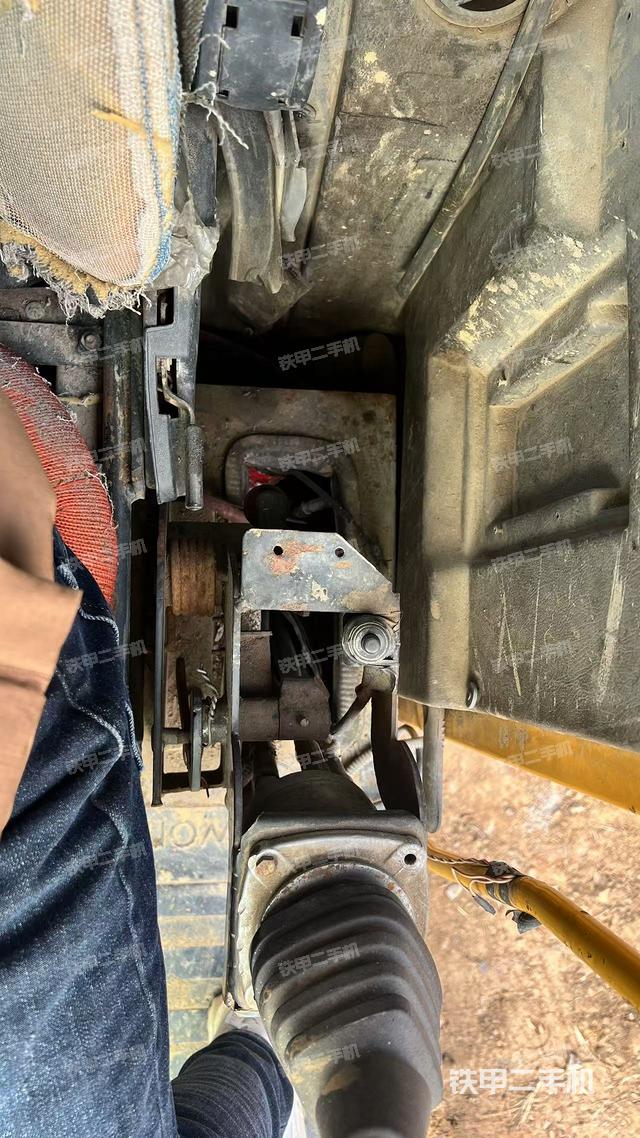 行走控制手柄和踏板?俯拍(駕駛室部分) 行走控制手柄和踏板?俯拍(駕駛室部分)