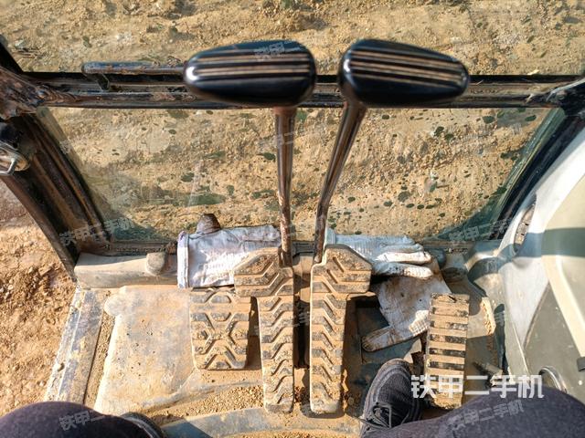 行走控制手柄和踏板?俯拍（駕駛室部分）