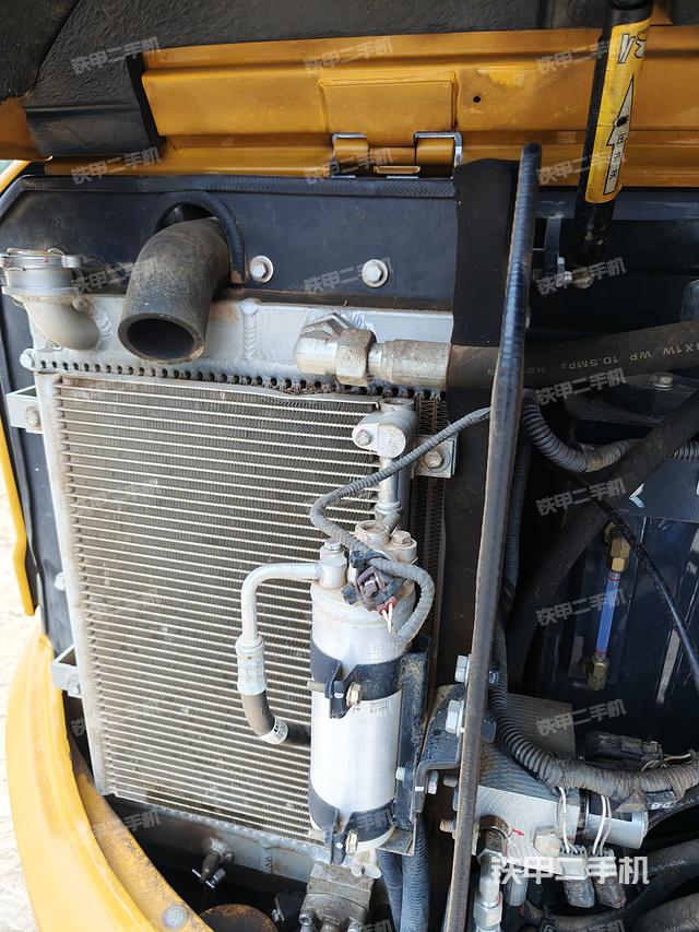 液压泵舱室正面整体（整机外观）