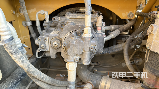 液压泵舱室正面整体（整机外观）