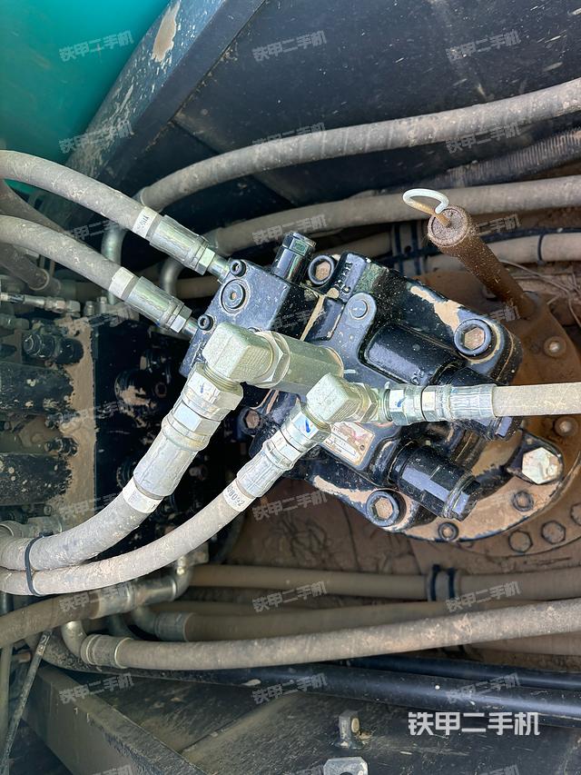 回轉(zhuǎn)馬達(dá)和主控閥(整機(jī)外觀) 回轉(zhuǎn)馬達(dá)和主控閥(整機(jī)外觀)