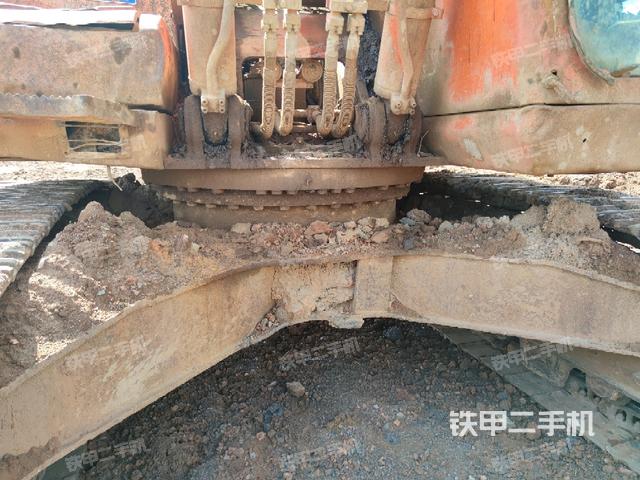 轉(zhuǎn)盤和下車架正前(工作和回轉(zhuǎn)裝置) 轉(zhuǎn)盤和下車架正前(工作和回轉(zhuǎn)裝置)