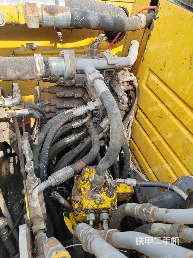 回轉(zhuǎn)馬達(dá)和主控閥（整機(jī)外觀）