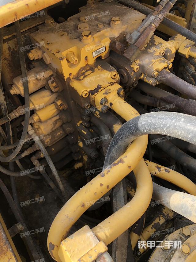 回转马达和主控阀（整机外观）