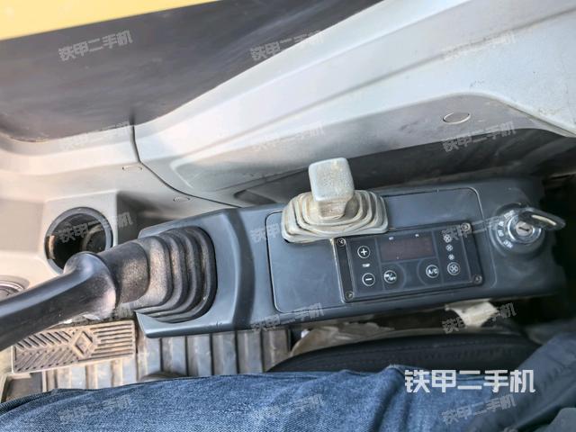 座椅右側(cè)控制臺(tái)/鑰匙門/油門/含右手柄(駕駛室部分) 座椅右側(cè)控制臺(tái)/鑰匙門/油門/含右手柄(駕駛室部分)