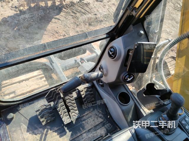 行走控制手柄和踏板?俯拍(駕駛室部分) 行走控制手柄和踏板?俯拍(駕駛室部分)