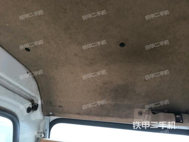 左后方玻璃角標（駕駛室部分）