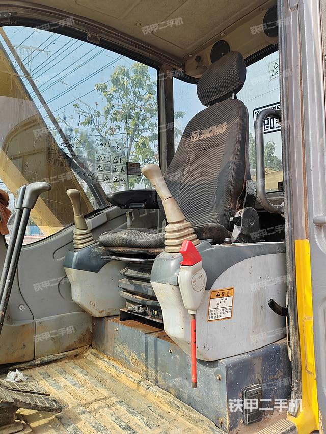 駕駛室整體（整機外觀）