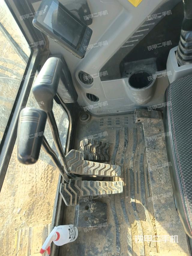 行走控制手柄和踏板?俯拍（駕駛室部分）