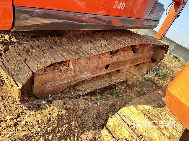 單側(cè)履帶整體(整機(jī)外觀) 單側(cè)履帶整體(整機(jī)外觀)