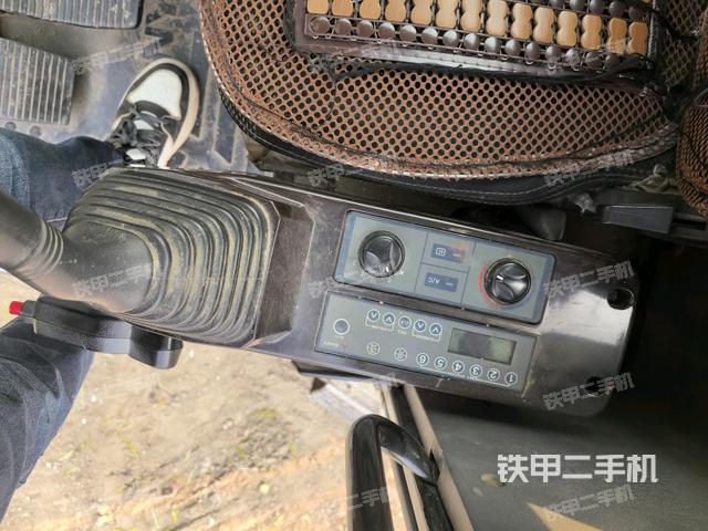 座椅左側(cè)控制臺/音響/含左手柄(駕駛室部分) 座椅左側(cè)控制臺/音響/含左手柄(駕駛室部分)