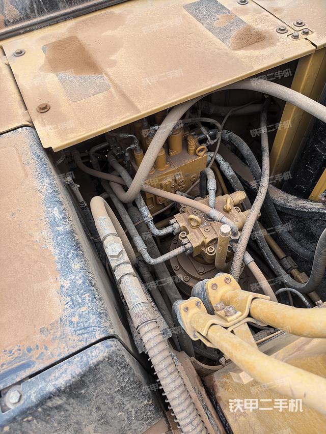 回转马达和主控阀（整机外观）