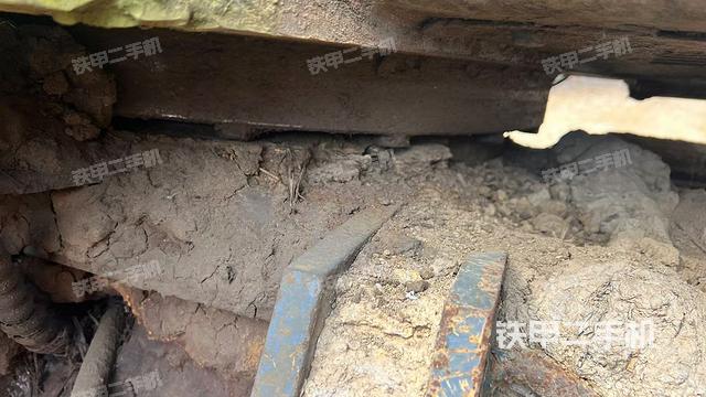 轉(zhuǎn)盤和下車架正前(工作和回轉(zhuǎn)裝置) 轉(zhuǎn)盤和下車架正前(工作和回轉(zhuǎn)裝置)