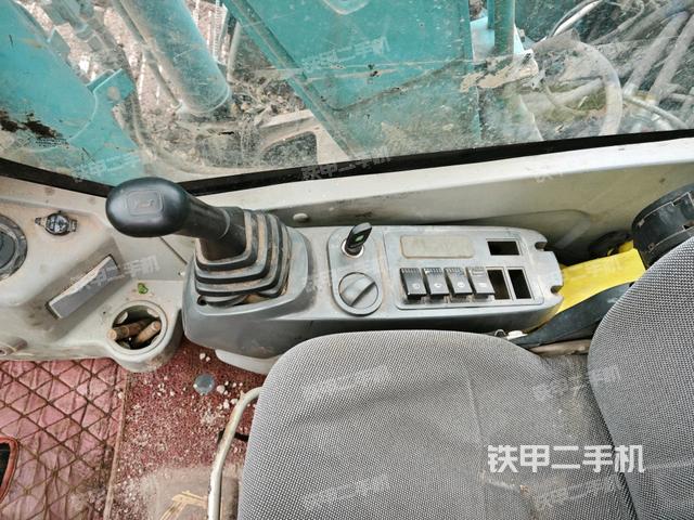 座椅右側(cè)控制臺(tái)/鑰匙門/油門/含右手柄（駕駛室部分）