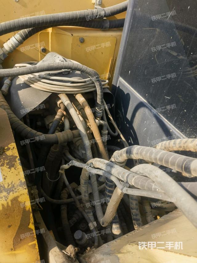 液壓泵艙室正面整體(整機(jī)外觀) 液壓泵艙室正面整體(整機(jī)外觀)