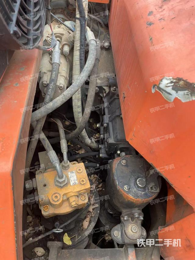 液壓泵艙室正面整體(整機(jī)外觀) 液壓泵艙室正面整體(整機(jī)外觀)