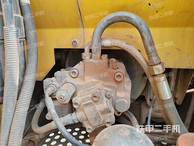 液壓泵艙室正面整體（整機外觀）