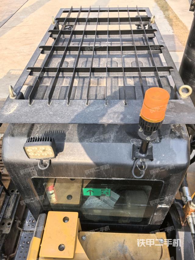 駕駛室頂部(整機(jī)外觀) 駕駛室頂部(整機(jī)外觀)
