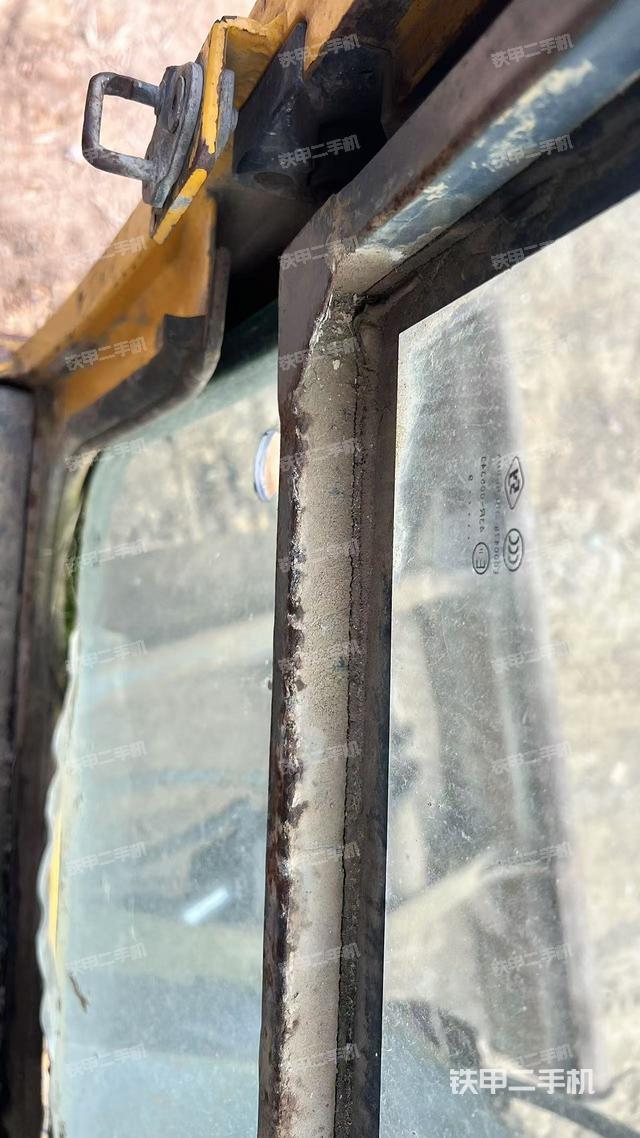 后窗玻璃角標(駕駛室部分) 后窗玻璃角標(駕駛室部分)