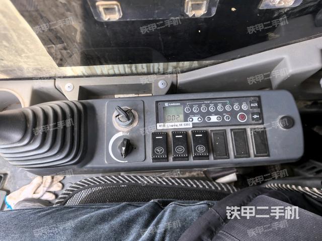 座椅右側(cè)控制臺(tái)/鑰匙門/油門/含右手柄(駕駛室部分) 座椅右側(cè)控制臺(tái)/鑰匙門/油門/含右手柄(駕駛室部分)