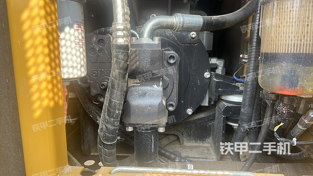 液压泵舱室正面整体（整机外观）