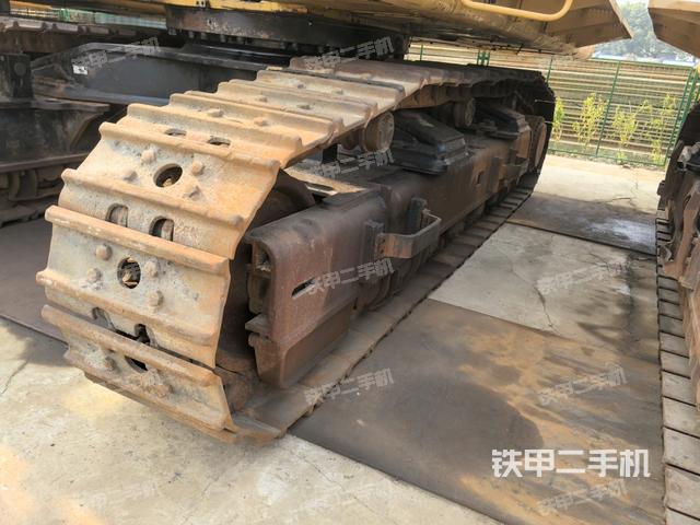 單側(cè)履帶整體(整機(jī)外觀) 單側(cè)履帶整體(整機(jī)外觀)