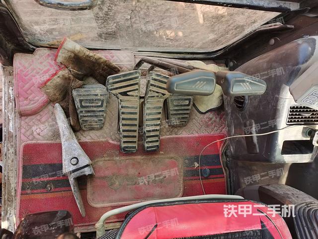 行走控制手柄和踏板?俯拍(駕駛室部分) 行走控制手柄和踏板?俯拍(駕駛室部分)
