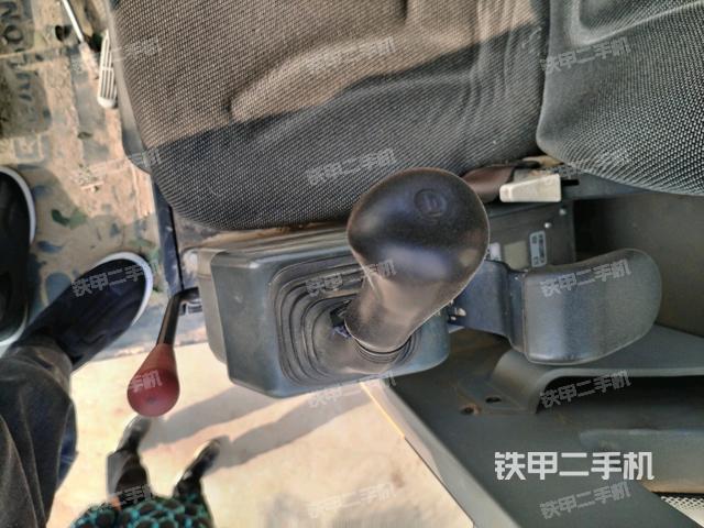座椅左側(cè)控制臺/音響/含左手柄(駕駛室部分) 座椅左側(cè)控制臺/音響/含左手柄(駕駛室部分)