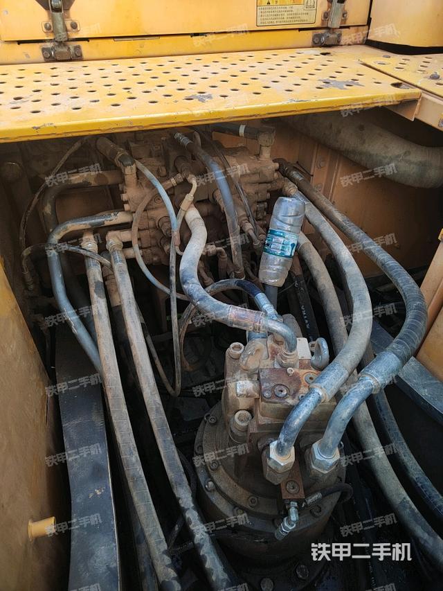 回轉馬達和主控閥(整機外觀) 回轉馬達和主控閥(整機外觀)