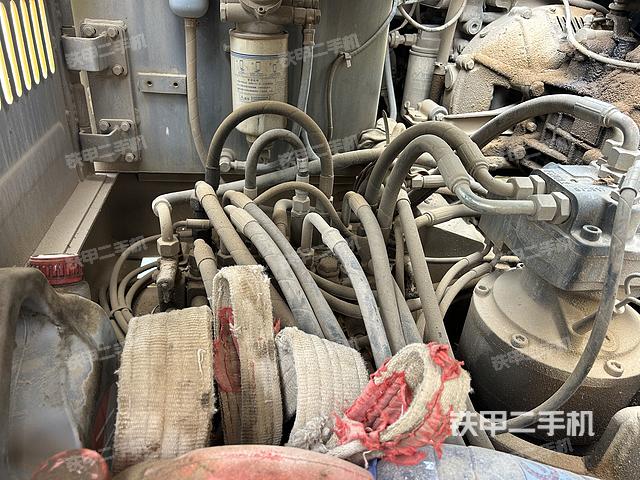 液压泵舱室正面整体（整机外观）