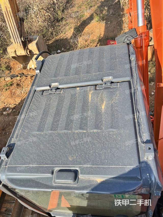 駕駛室頂部(整機(jī)外觀) 駕駛室頂部(整機(jī)外觀)