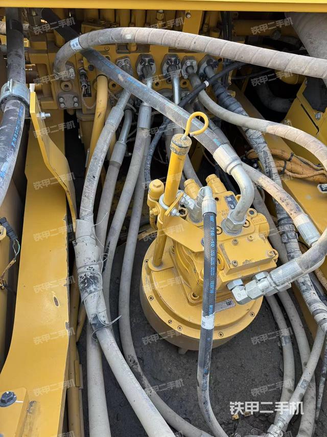 回轉(zhuǎn)馬達(dá)和主控閥（整機(jī)外觀）