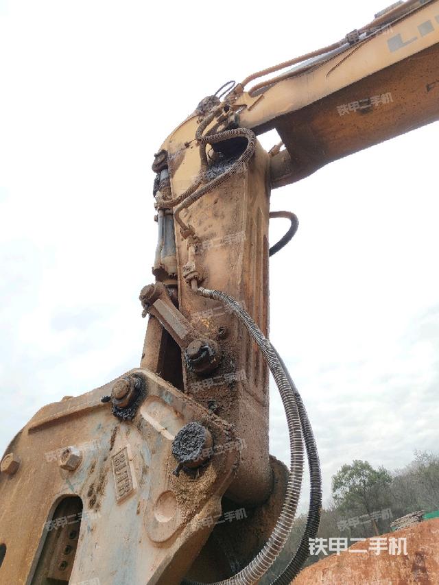 小臂整体左后(工作和回转装置) 小臂整体左后(工作和回转装置)