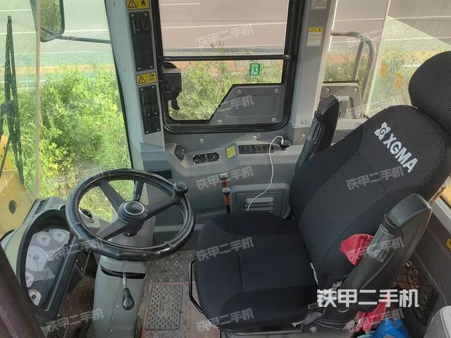 駕駛室內(nèi)部（駕駛室部分）