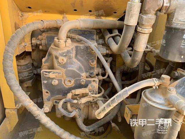 液壓泵艙室正面整體（整機外觀）