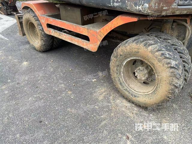 單側(cè)履帶整體(整機(jī)外觀) 單側(cè)履帶整體(整機(jī)外觀)
