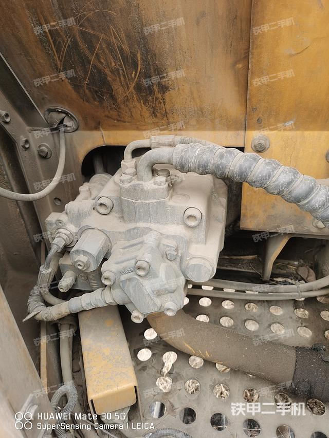 液压泵舱室正面整体（整机外观）