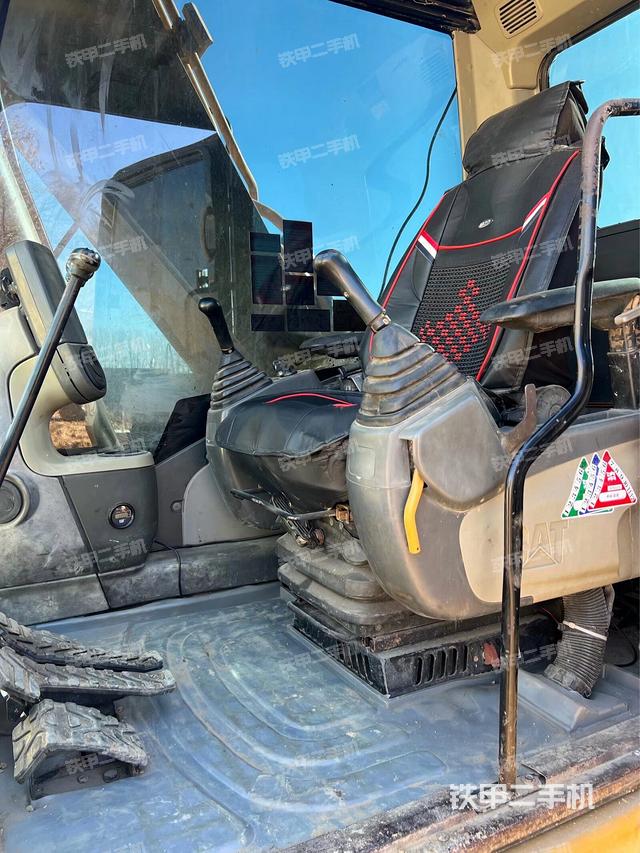 駕駛室整體(整機(jī)外觀) 駕駛室整體(整機(jī)外觀)