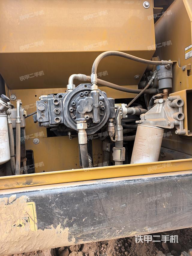 液压泵舱室正面整体（整机外观）