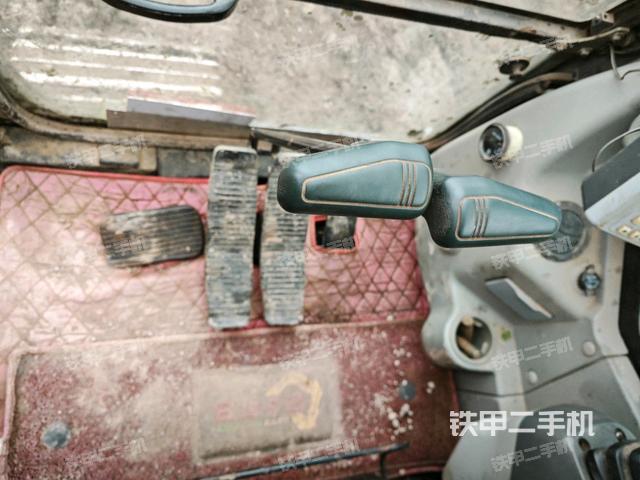 行走控制手柄和踏板?俯拍（駕駛室部分）