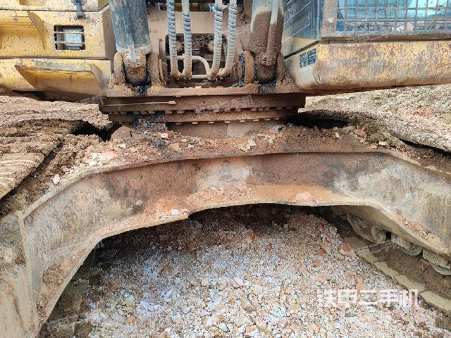 转盘和下车架正前(工作和回转装置) 转盘和下车架正前(工作和回转装置)