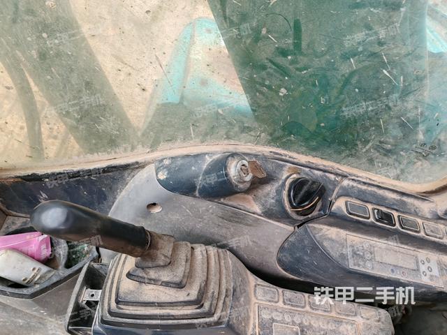 座椅右側(cè)控制臺(tái)/鑰匙門/油門/含右手柄（駕駛室部分）