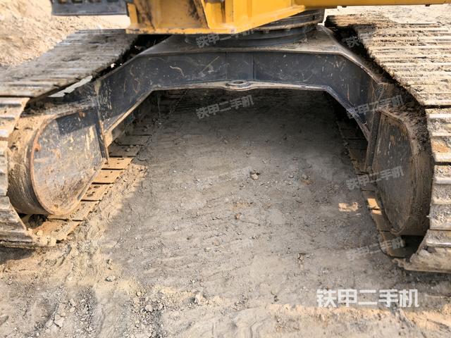 轉(zhuǎn)盤和下車架正前(工作和回轉(zhuǎn)裝置) 轉(zhuǎn)盤和下車架正前(工作和回轉(zhuǎn)裝置)