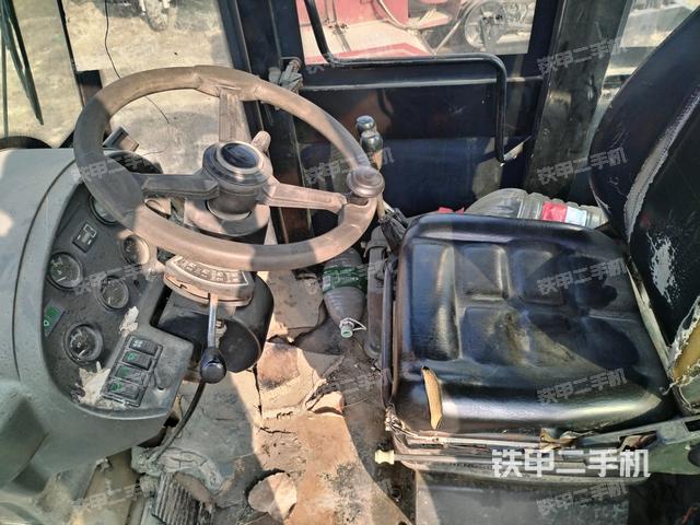 駕駛室內(nèi)部（駕駛室部分）