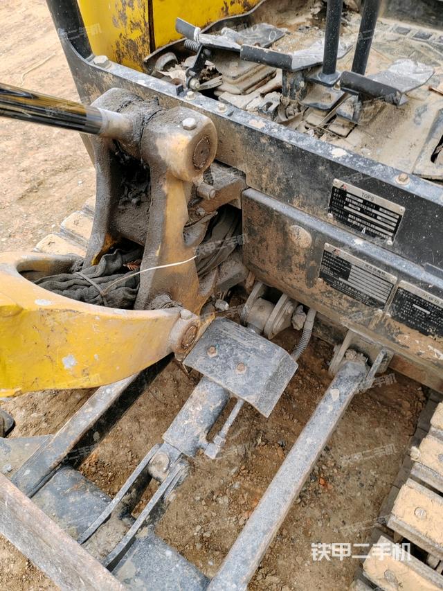 大臂根部?斜（工作和回轉(zhuǎn)裝置）