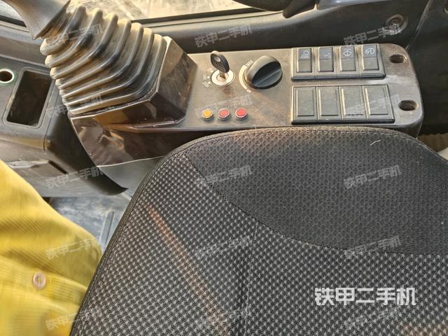 座椅右側(cè)控制臺/鑰匙門/油門/含右手柄(駕駛室部分) 座椅右側(cè)控制臺/鑰匙門/油門/含右手柄(駕駛室部分)